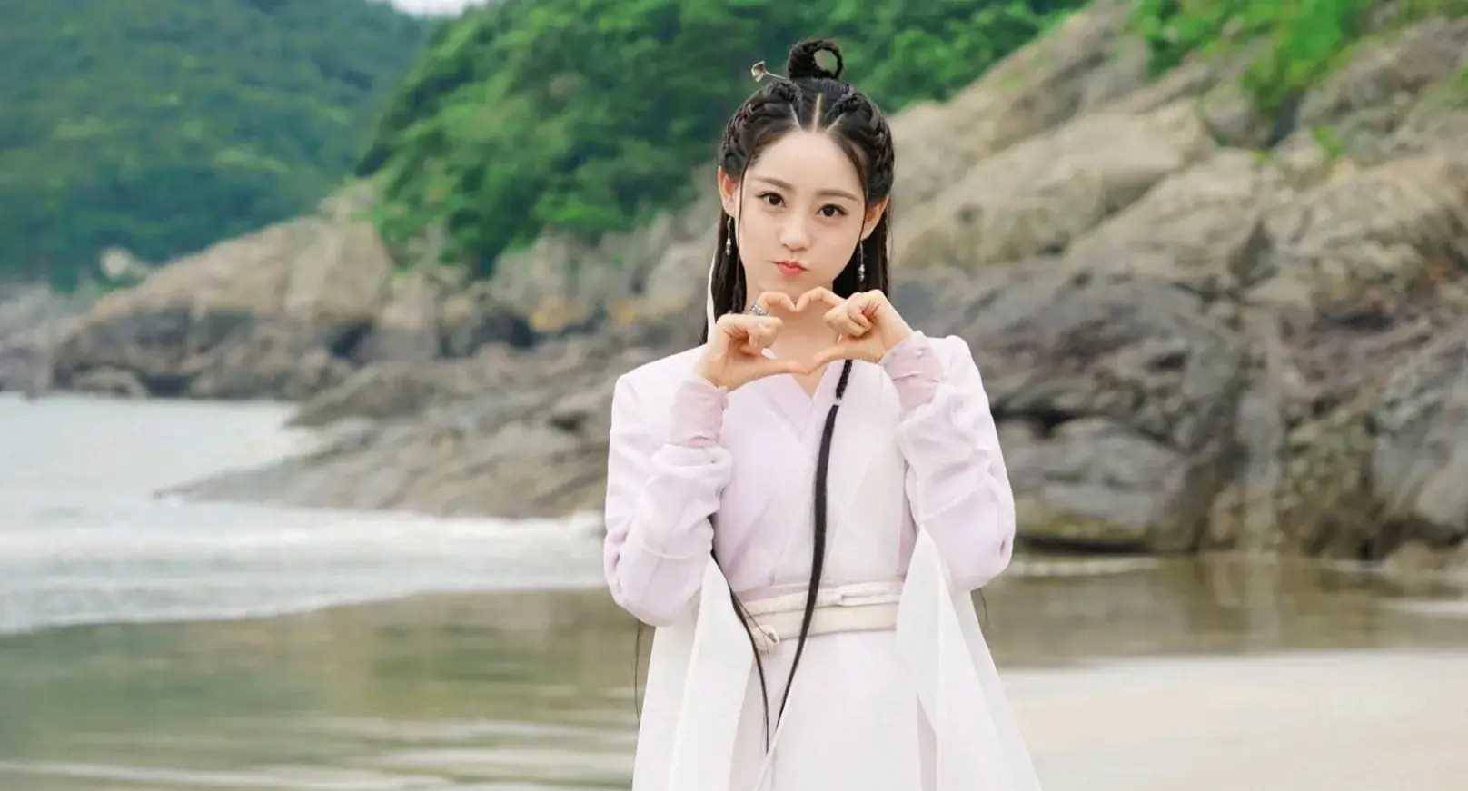 祝绪丹主角项目黄了,现给杨超越做女二,于正阴阳怪气_娱乐_剧中_书卷