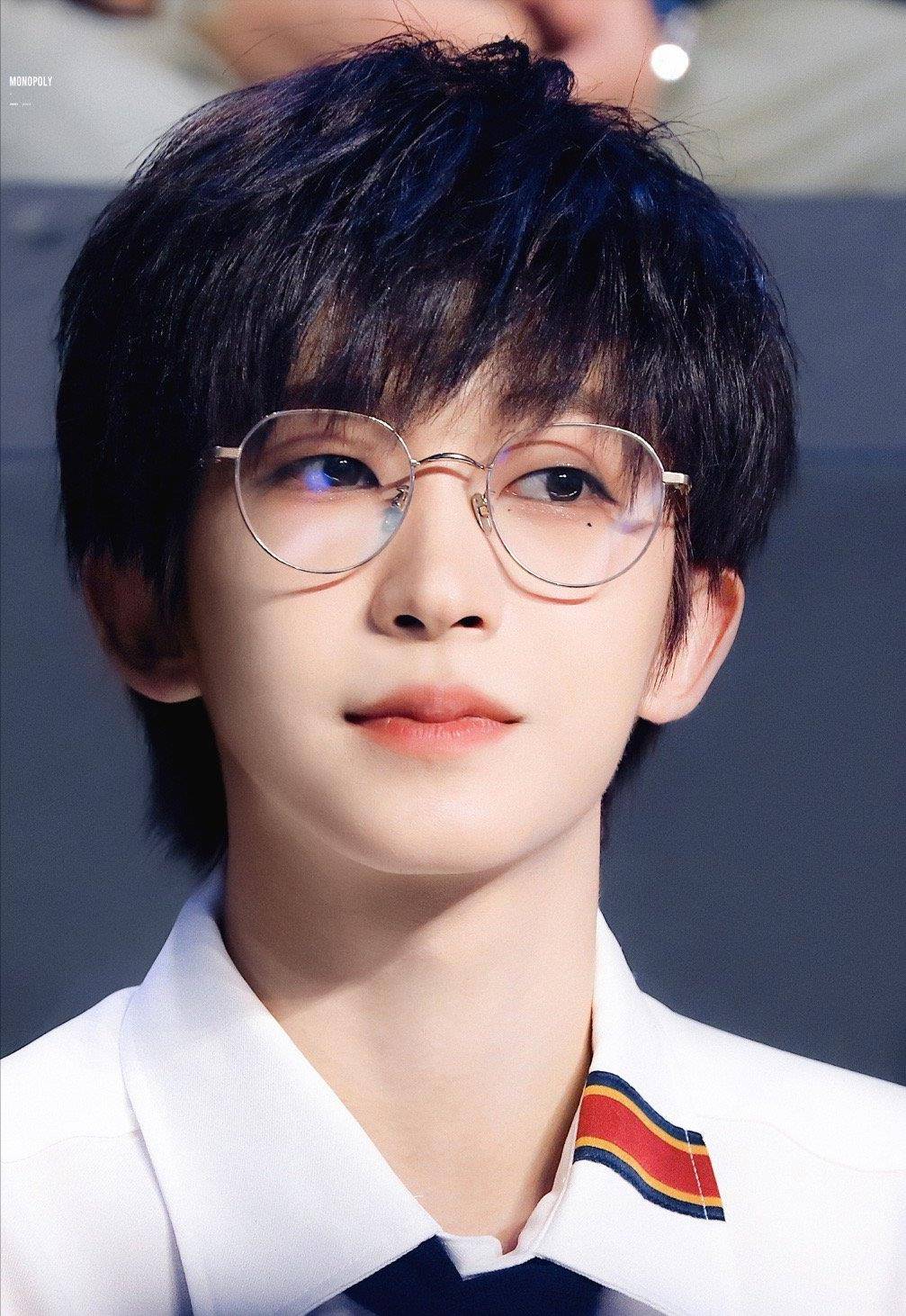 "男版鞠婧祎"刘宇出席签售会,古装造型酷似魏无羡,引发争议!