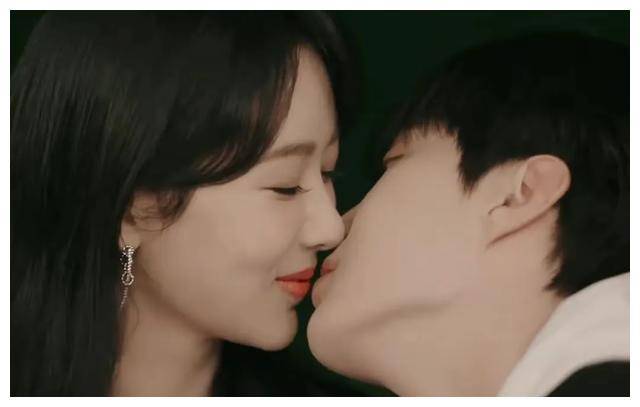 范丞丞与杨紫逆天撕掉演艺圈吻戏的遮羞布,墨镜吻戏惊艳全场