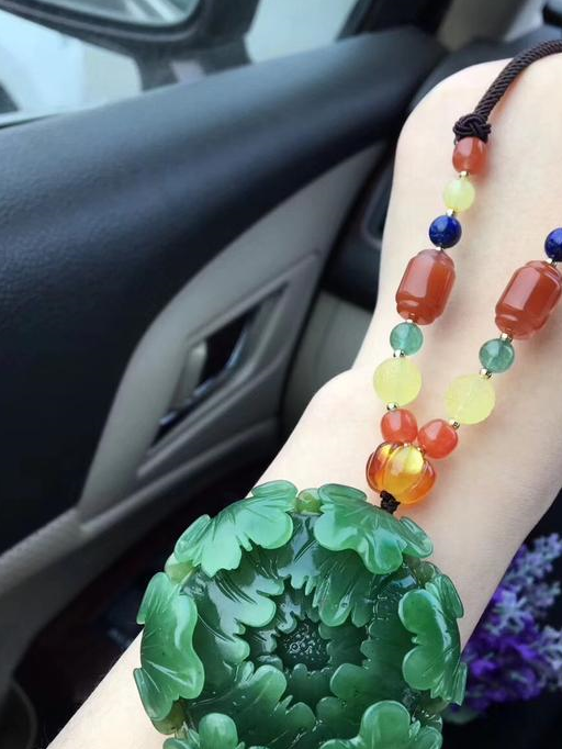 和田碧玉雕刻"国色天香"这种油绿的颜色,是女人的最爱