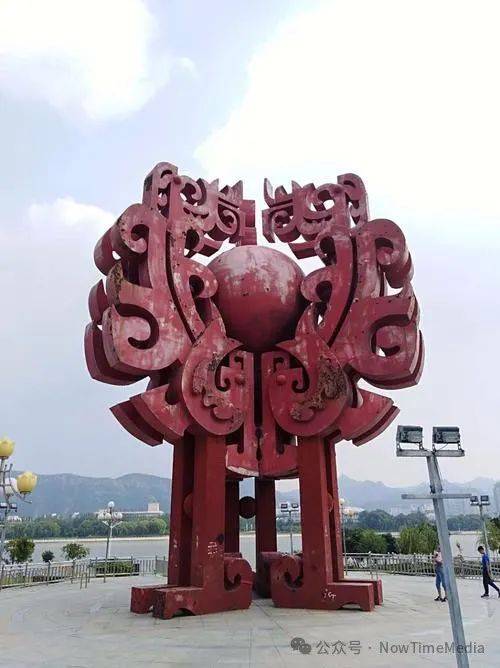 建平县叶柏寿镇青年广场的大铜马,曾经威武矗立,奋发图强的灵魂标志!