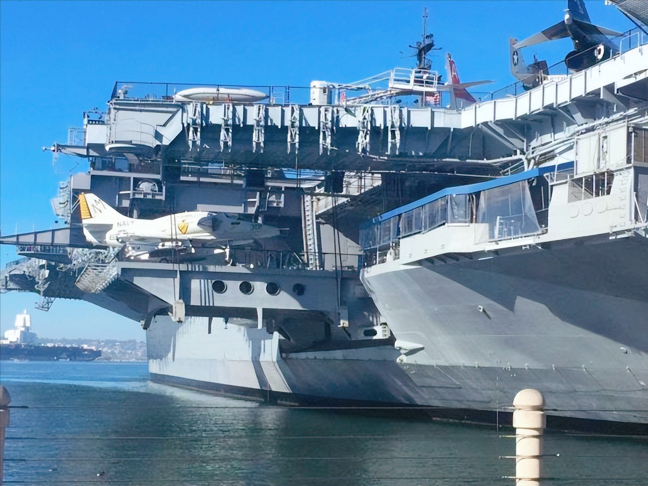 很多人都不知道航母甲板有多厚,航母这么强大,不是没有原因的