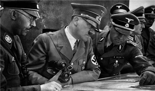 爱娃出生于德国的一个教师家庭,她的个头不高,但是性格开朗直率,爱娃