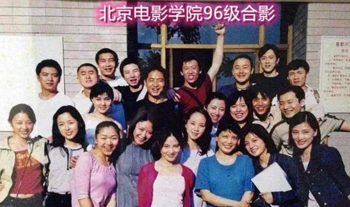 在北京电影学院的日子里,颜丹晨与黄晓明,赵薇,郭晓东等人成为了同学.