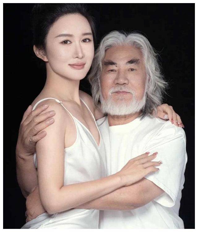 刘晓庆与张纪中同框,惊人相差1岁,令人叹为观止!