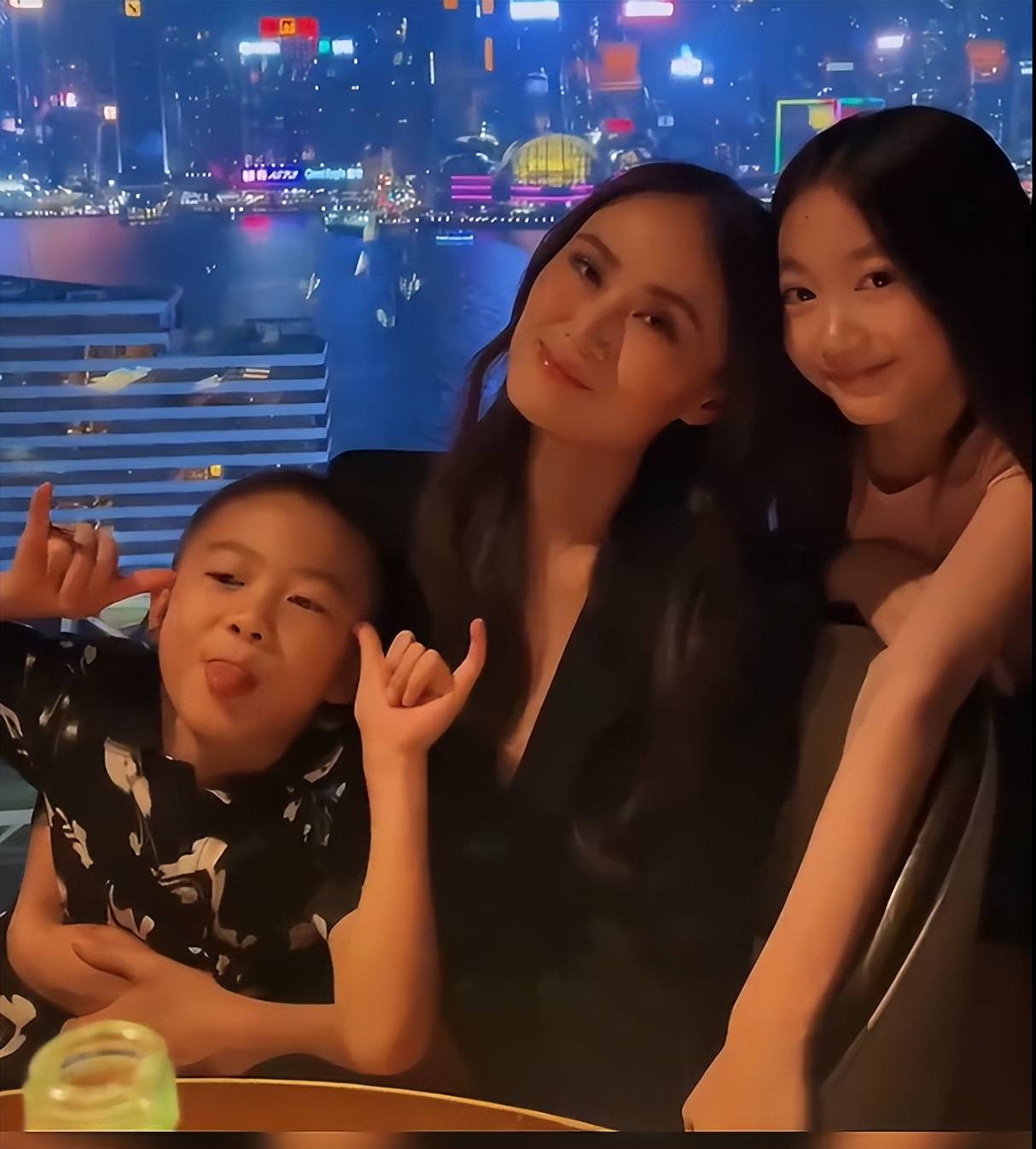 李安琪是美籍华人,他们的2个孩子也都在美国出生,自动获得了美国国籍