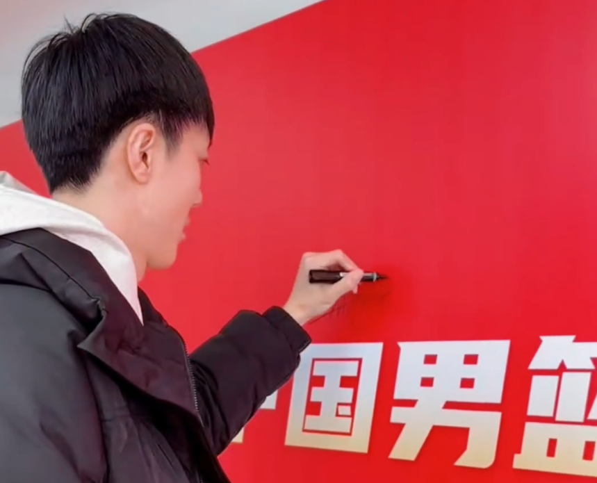 胡金秋和胡明轩一起抵达训练基地.