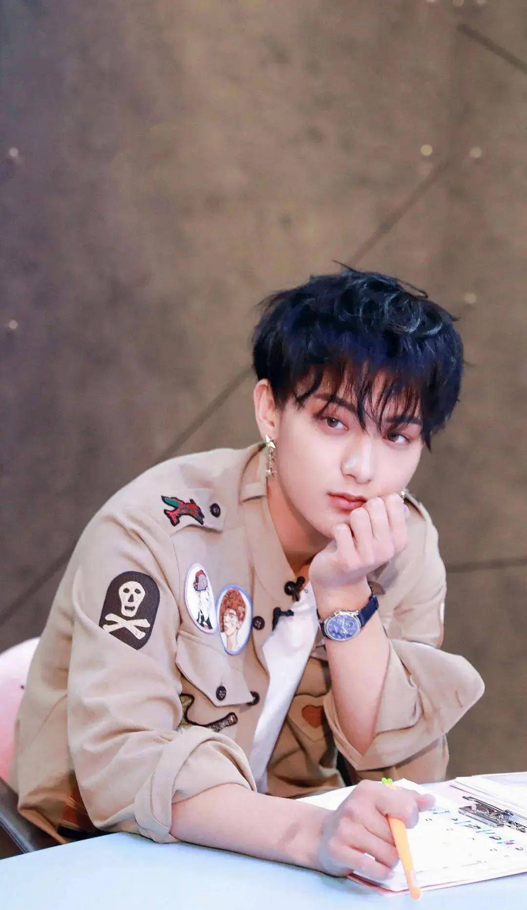 王思聪:我爸王健林,身价1100亿,华晨宇:我爸华富雄100