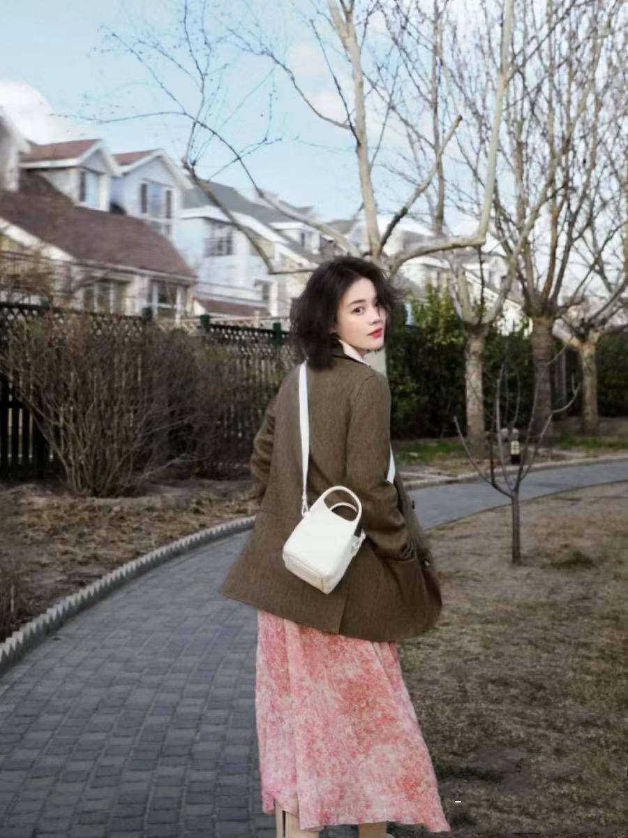 马思纯减掉50斤美回来了,卡色西装 粉色裙,真正的王者