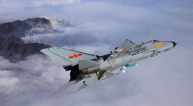 而王伟驾驶的则是我国自主研发的歼八二型战机,属于第二代战机,强调