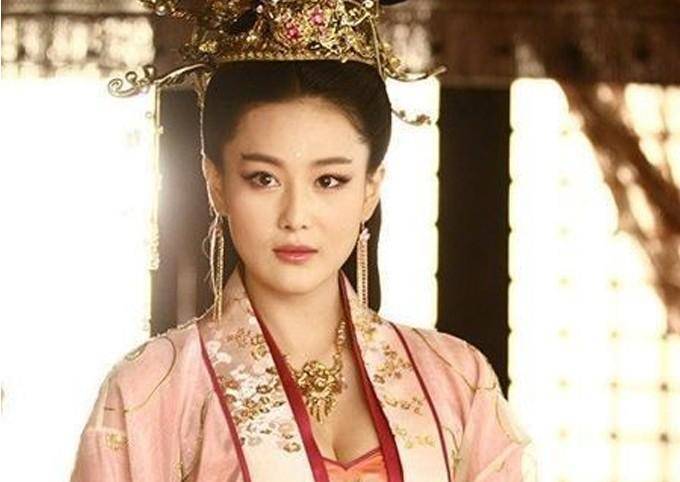 妲己睡前有一个"坏习惯",纣王很喜欢,但现代的女孩却