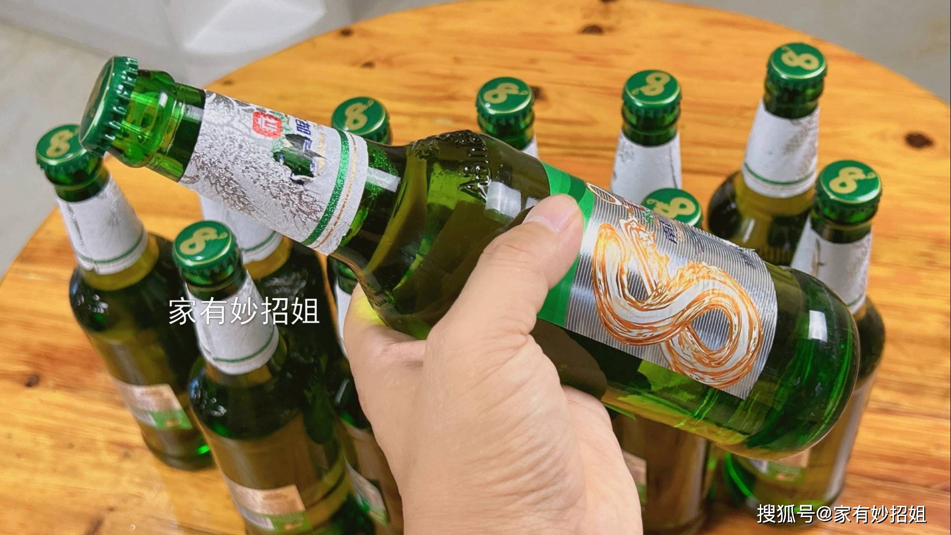 啤酒倒在头发上搓一搓,妙用真不错,自己可以在家试试