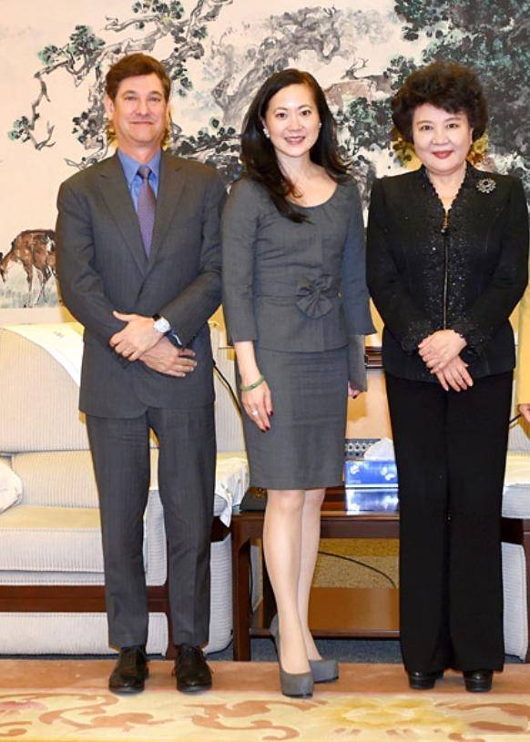交通部长等职位,而她的姐夫是美国参议院共和党的领袖米奇·麦康奈尔