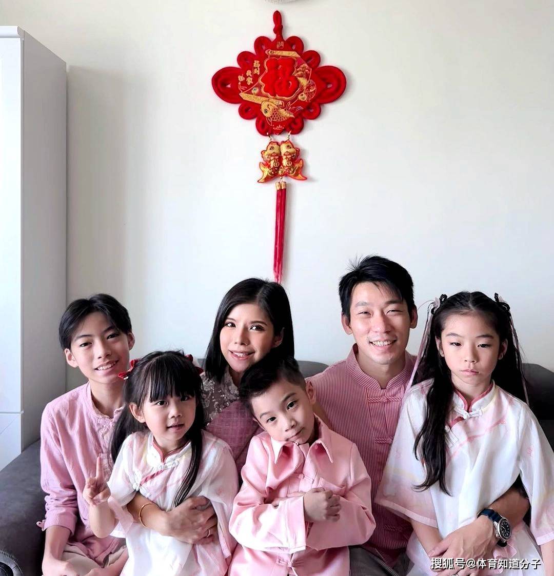 羽球华裔奥运亚军生2儿2女,春节给球迷拜大年_陈炳_中国羽毛球队_生活