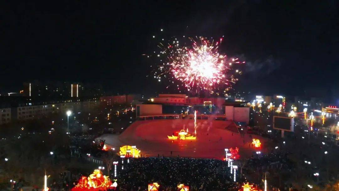 当天晚上12点整,随着第一声礼炮响起,一簇簇礼花相继腾空,各种造型的