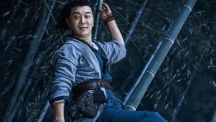 事实上,他已走上和吴京截然