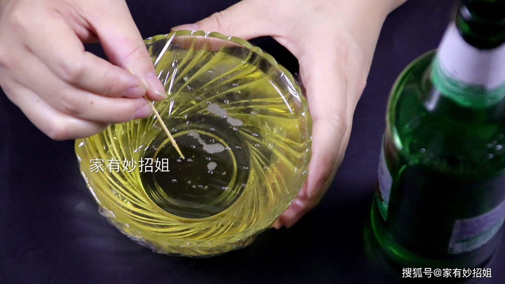 啤酒倒在头发上搓一搓,妙用真不错,自己可以在家试试