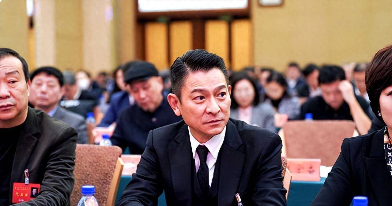 黄渤坐刘德华黄晓明前面!而坐c位的是这两位_会议_明星_电影界