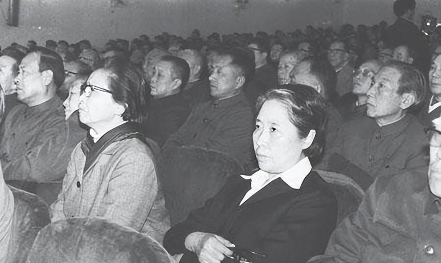 54年,江青和王光美的合影,看她俩亲密的样子,就像一对姐妹_生活_女人