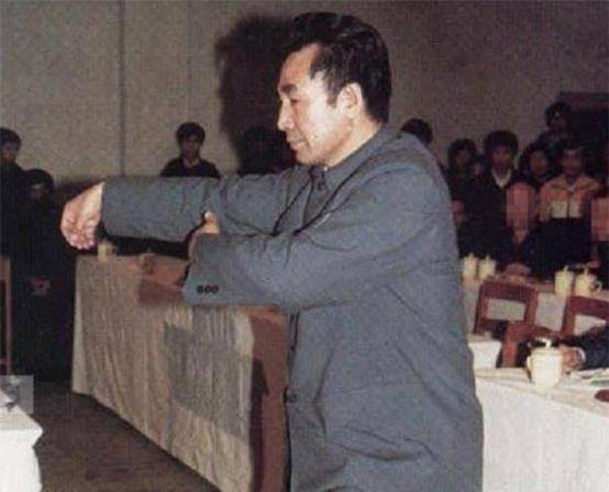 1988年何祚庥赴507所看张宝胜表演:表演接连变卦,突现