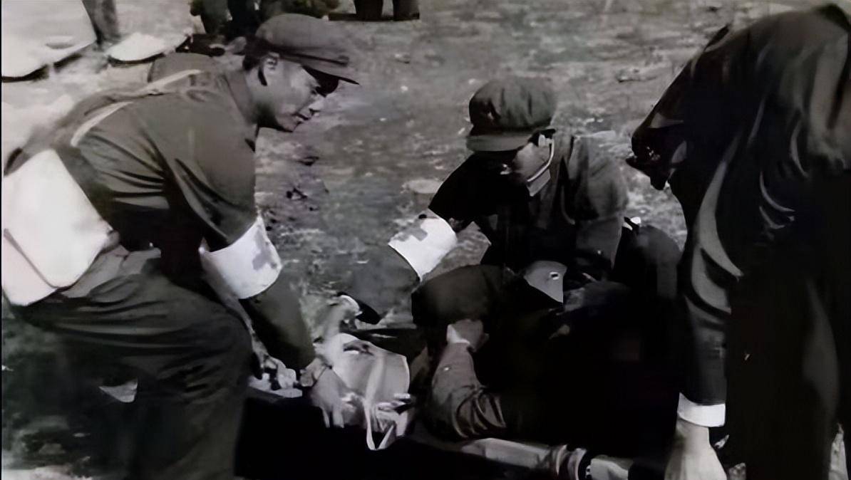 列车上,貌美如花的女乘客竟是土匪;投鼠忌器,她同伴