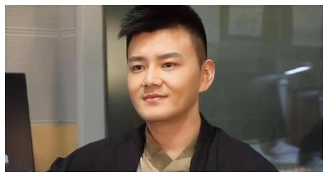 央视重用85后主播严於信,揭秘其不为人知的一面_家庭_舞台_父母