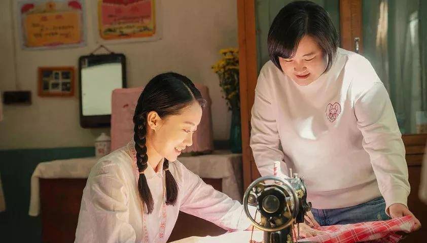 贾玲一下子成为了最火的导演,而张小斐也成为最美"国民妈妈".