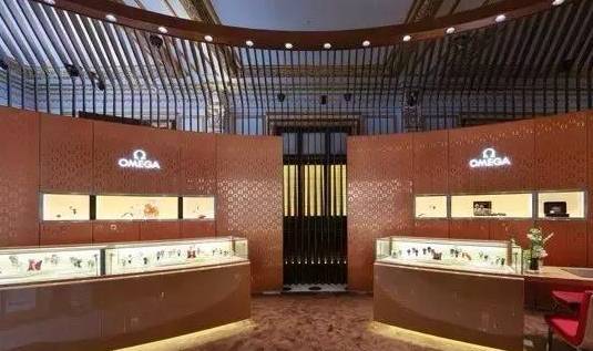 斯沃琪钟表集团为上海和平饭店南楼进行艺术主题改造后,南楼就变成了