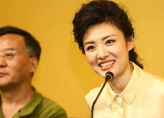 51岁周涛一家近照,被"藏"了多年的老公,却还是我们熟悉的他_主理_电视