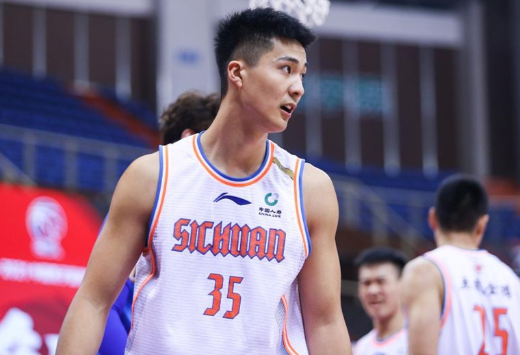 杨鸣带队训练,马尚陪女友