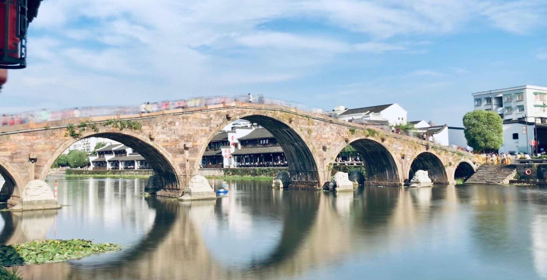 浙江一古镇,被誉为"江南名镇之首",因京杭大运河而闻名