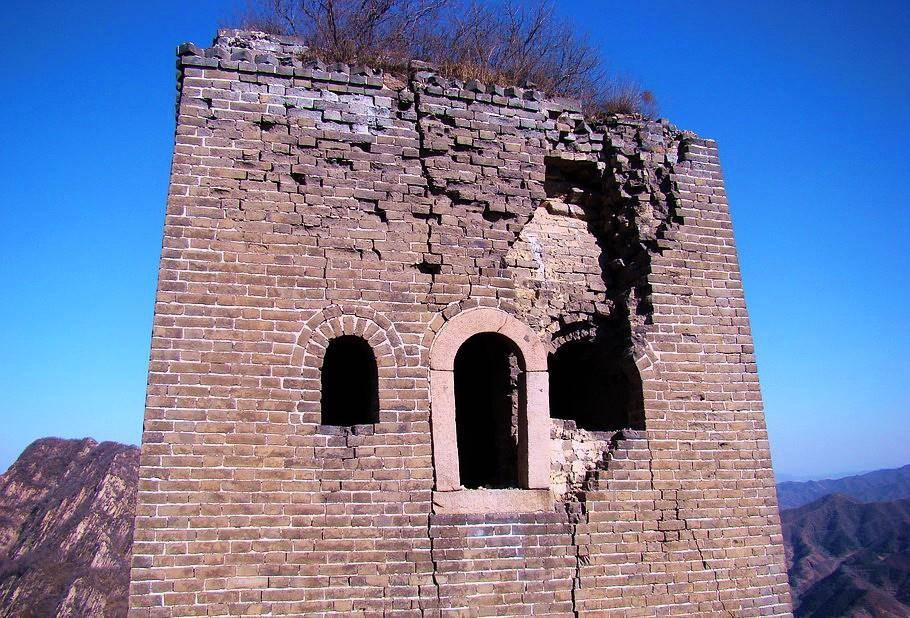 城墙上"墙子雄关"几个字依然清晰可见由于袁崇焕把守的宁远城固若金汤