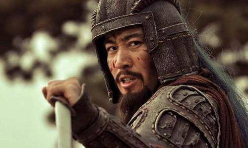 三国中有3位枭雄,正史中武功高强无敌手,演义中咋就成
