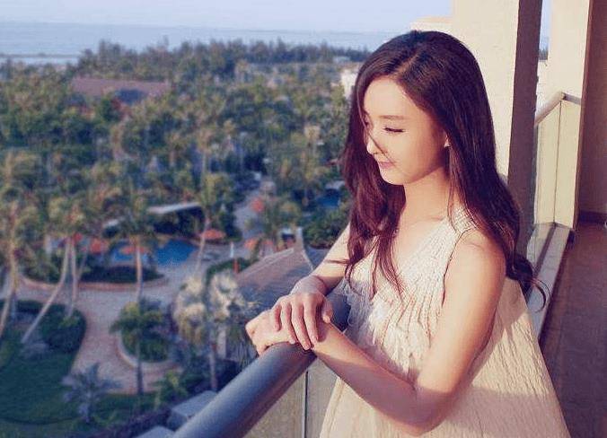 4次与赵丽颖搭戏都没走红,如今却演"地主家的傻儿子"