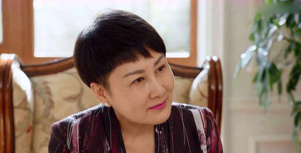 事业巅峰时嫁人,将作家丈夫培养成亿万富豪,"慧芳"到