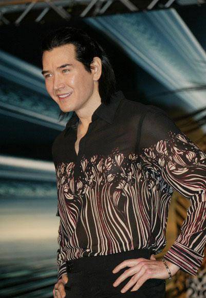 费翔:父母分手姐姐早逝,独自照顾母亲至今,62岁仍是__