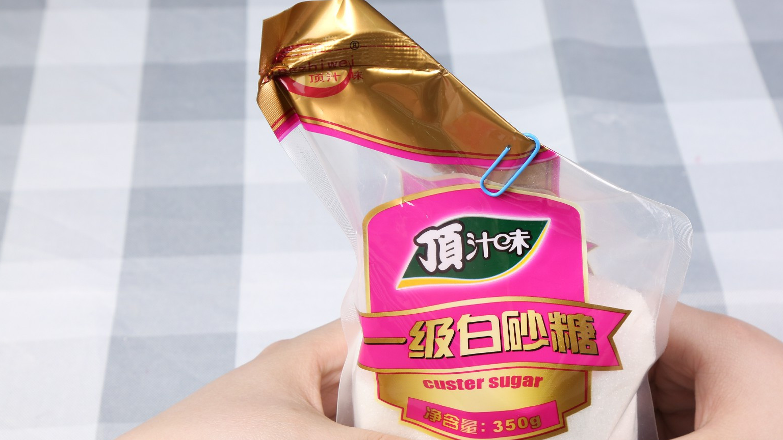 5,制作手机支架(要点5:把回形针的两头分开45度,在大的一头,用手找换