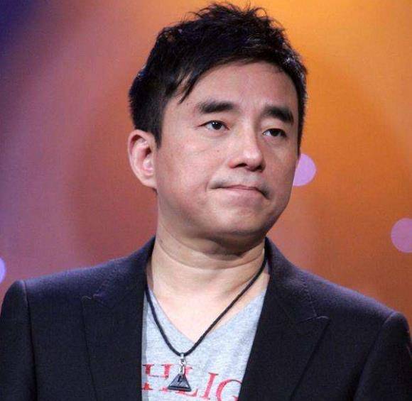 这个小富婆是圈外人,但是身价却不菲,据不完全统计,基本上也过半亿了.