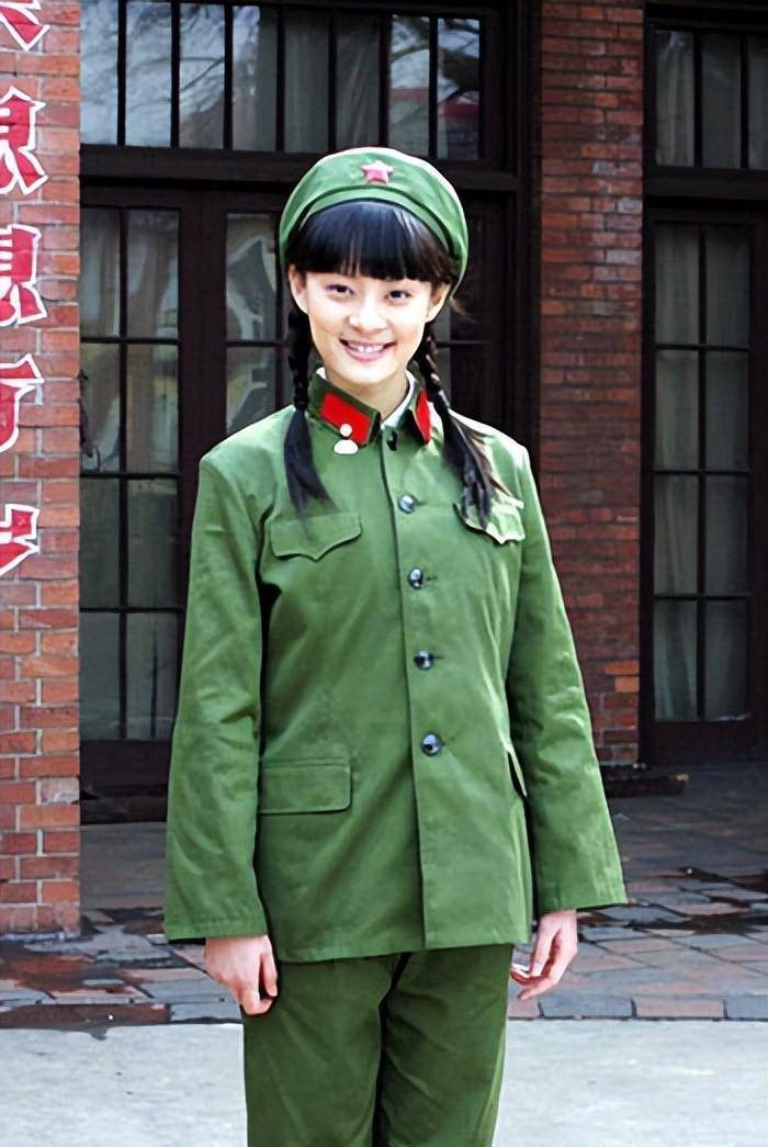 从孙俪年轻时的照片上看,她和现在几乎没有变化,她穿着一身军装,看