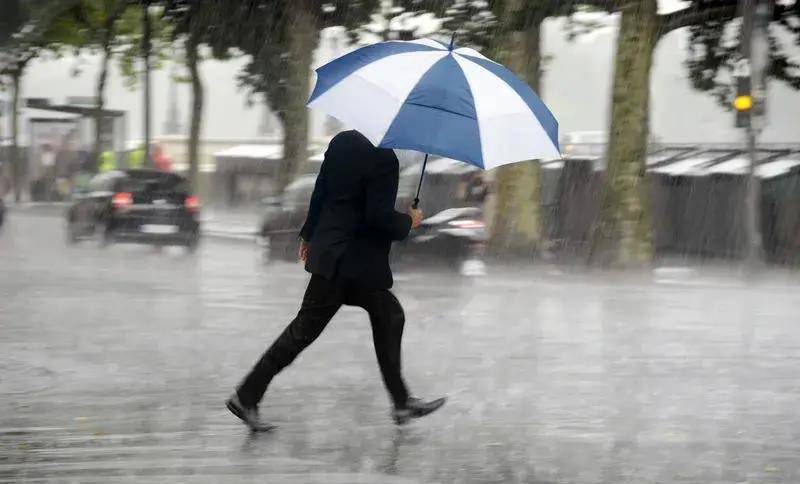 下雨时在雨中跑步淋的雨多,还是走路淋的雨多呢?