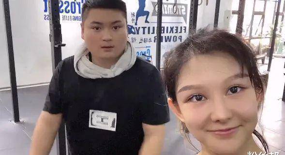 而这位女主播"华矩凡凡"前几日还和师傅yy主播李先生见面.