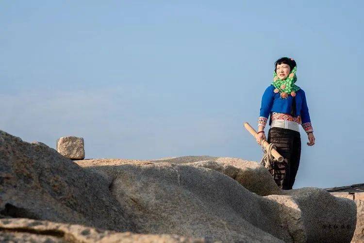 福建泉州惠安崇武半月湾海岸线上的惠安女绮丽风情___