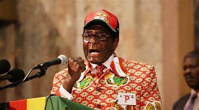 大街随处可见成捆钞票,坐公交3万亿,津巴布韦怎么穷得只剩钱?