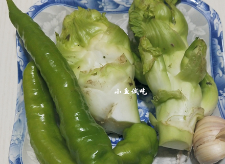 食材:儿菜两棵,青椒两个,肥肉100克,大蒜三个,油,盐,料酒,生抽春天不