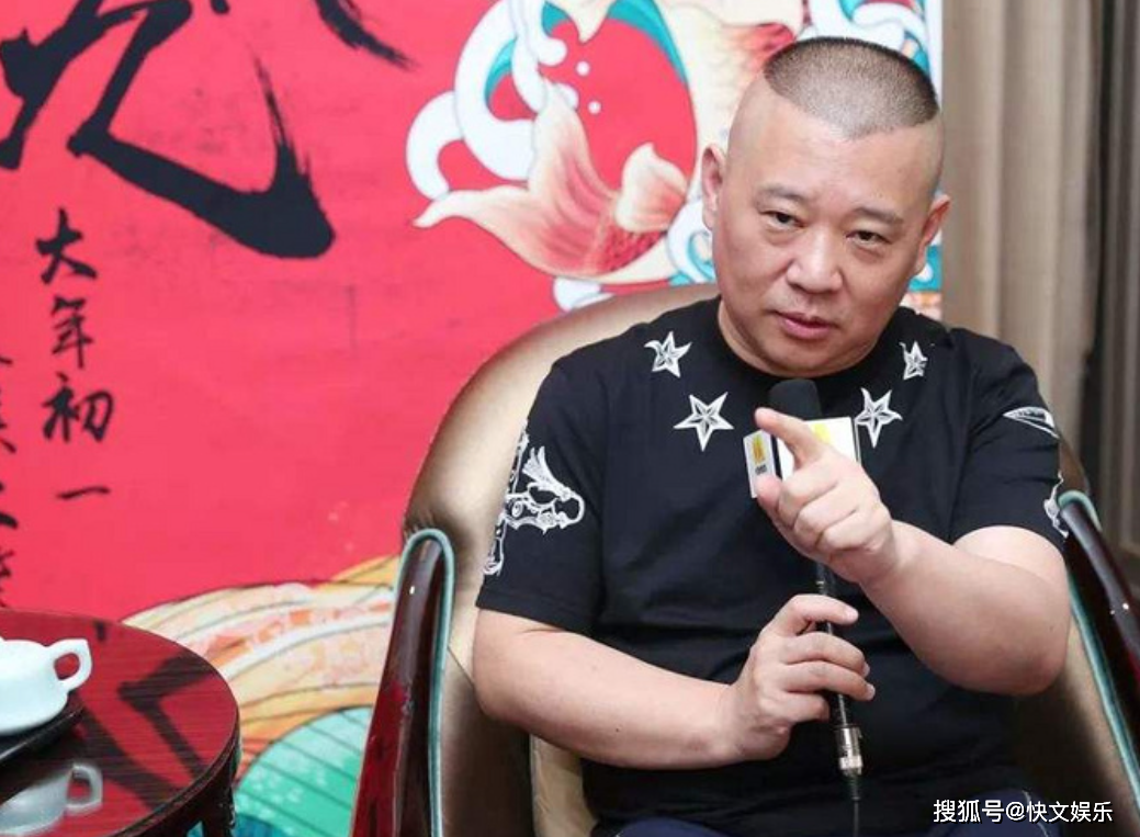 郭德纲从澳洲回国过年!与岳云鹏聚会大吃大喝,笑容灿烂淡定从容