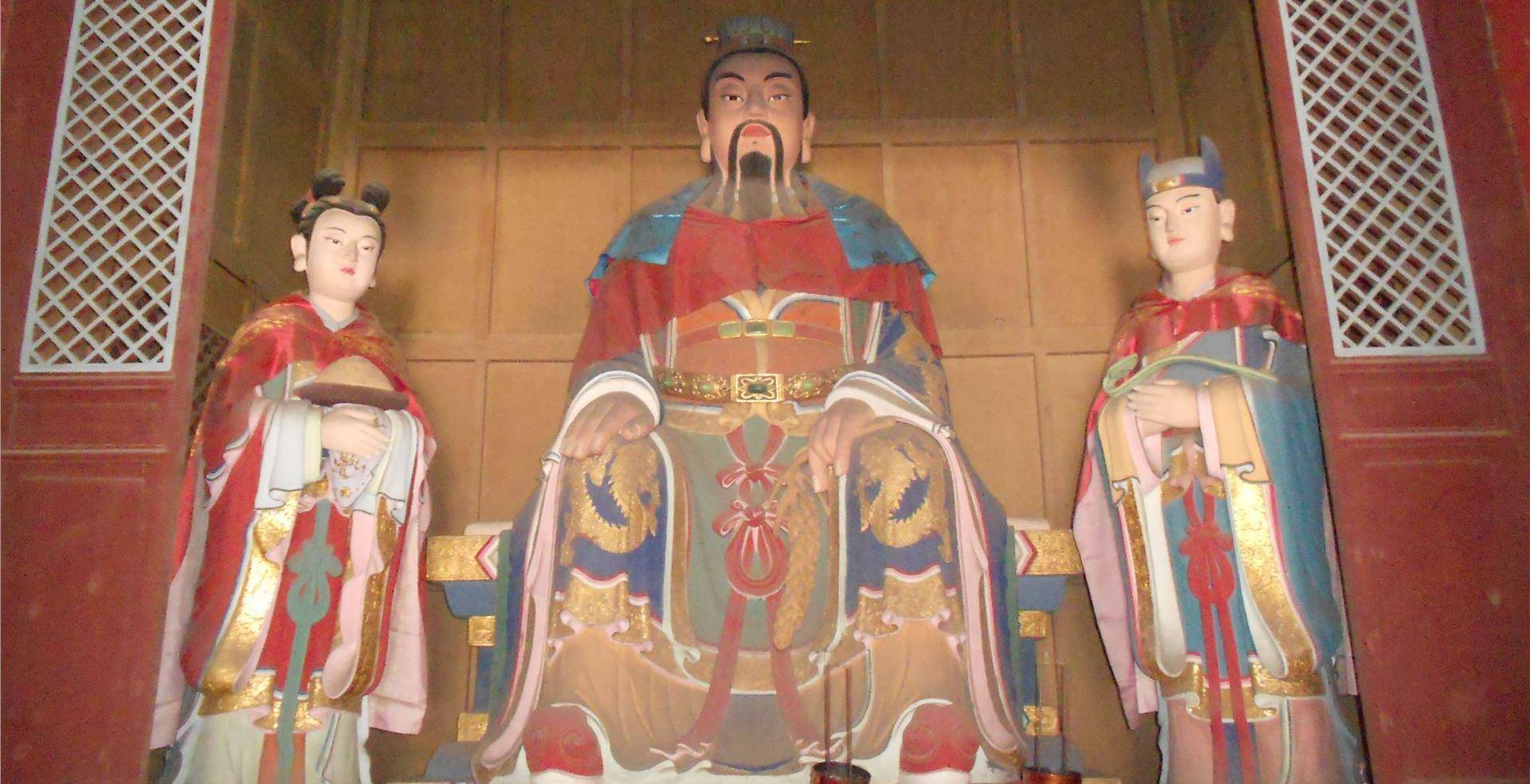 在后稷楼的后面就是姜嫄殿了,中间有一条小石桥,石桥下方还有两个