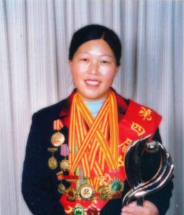 19岁被迫嫁沙漠,在4婚房哭7天7夜,逃婚失败用15