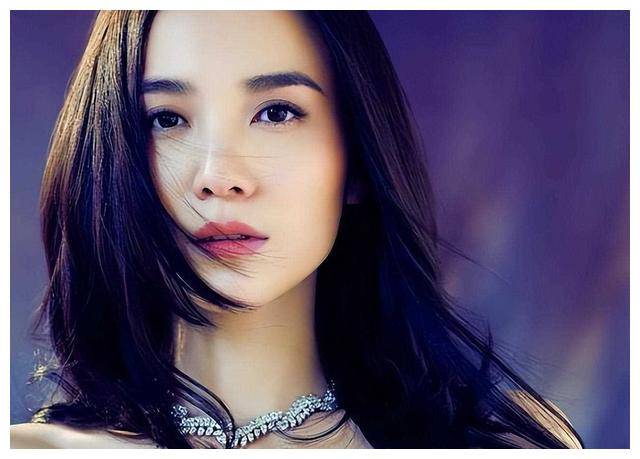 43岁"无人敢娶"的宋佳,显然有了她的新篇章!_勇气_才华_未来