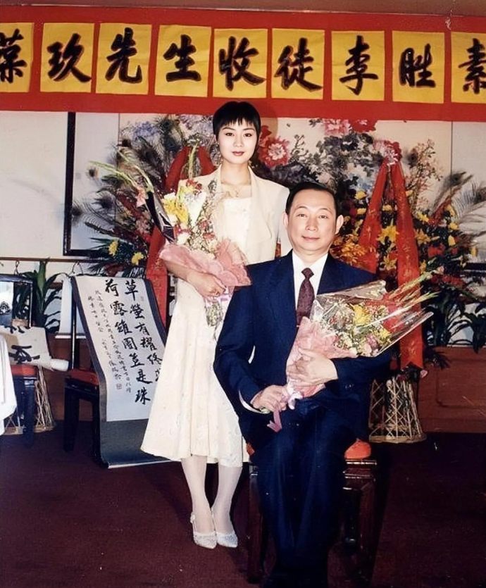京剧王怡的第一任老公图片