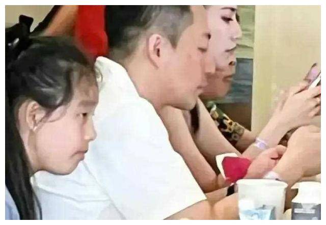 大s女儿小玥儿,杨幂女儿小糯米,饰镜头自如,撩人光芒!